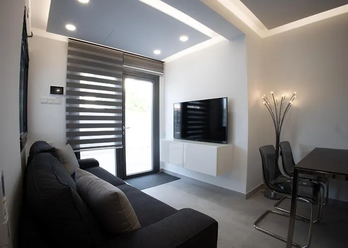 Phaedrus Living: Luxury Mackenzie Flat